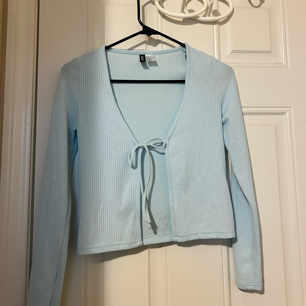 H&M light blue ribbed sweater.